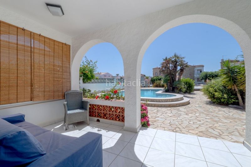 Foto d16d648f-efc3-4e19-bf74-26f662bb9c6f. Casa amb aparcament piscina a Cap Ras - Creus - Falconera Empuriabrava
