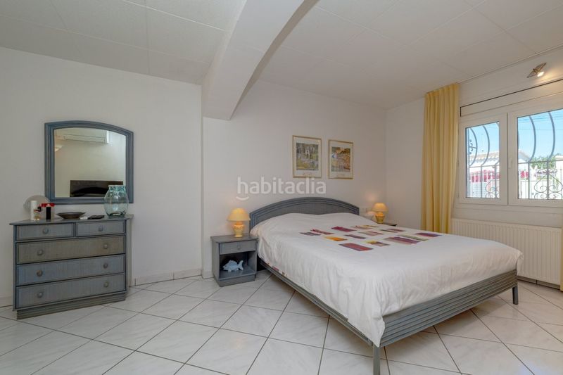 Foto e3d785cb-6870-430b-819d-e89f0a6dece6. Casa amb aparcament piscina a Cap Ras - Creus - Falconera Empuriabrava