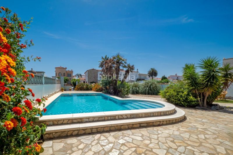 Foto f9bf8616-7ab7-4175-b4b7-9de53990b9b8. Casa amb aparcament piscina a Cap Ras - Creus - Falconera Empuriabrava