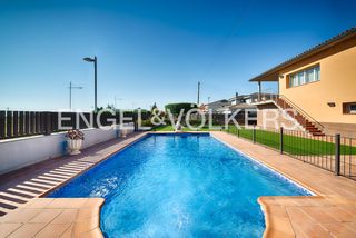 House in Vilamalla. Exclusiva casa en gran parcela, piscina y vistas despejadas en v