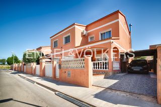 Towny house  Carrer lleida. Casa pareada de 4 habitaciones con garaje y patio en les forques