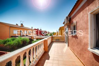 Casa pareada  Carrer lleida. Casa pareada de 4 habitaciones con garaje y patio en les forques