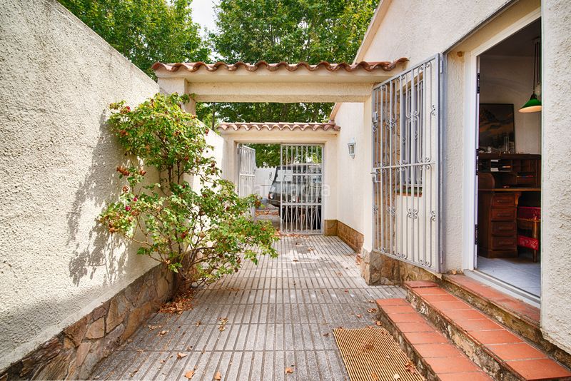 Foto b7f96e71-cf6e-4060-bfc4-47eb0262f094. Casa amb aparcament piscina a Carlit - Montseny Empuriabrava