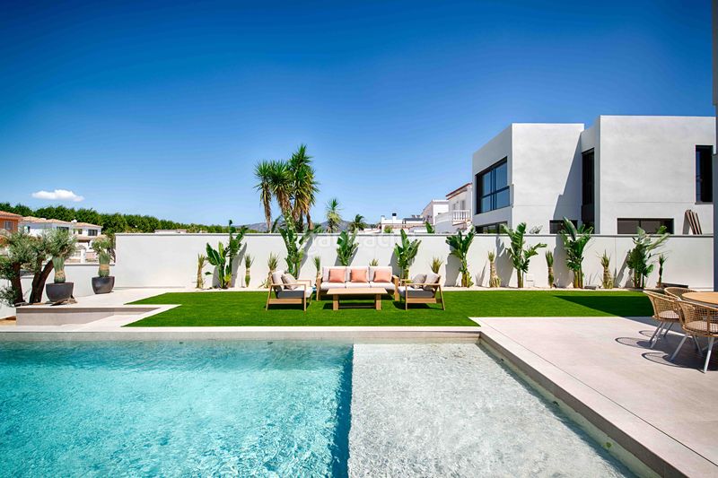 Foto 34f15813-6902-485c-85cf-22f26efda6bd. Casa amb aparcament piscina a Segre - Ebre - Ter Empuriabrava