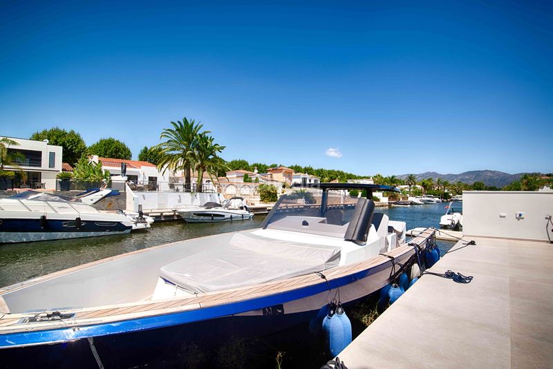 Foto 35a8fc8c-3b5d-45bf-8e84-f2da495e41ec. Casa amb aparcament piscina a Segre - Ebre - Ter Empuriabrava