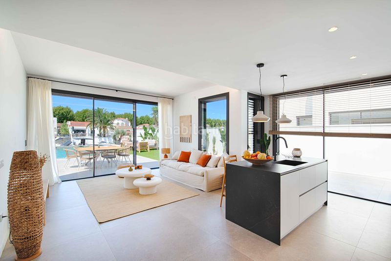 Foto 6c61ad38-2c5d-40f8-83c9-46d296b8d29d. Casa amb aparcament piscina a Segre - Ebre - Ter Empuriabrava