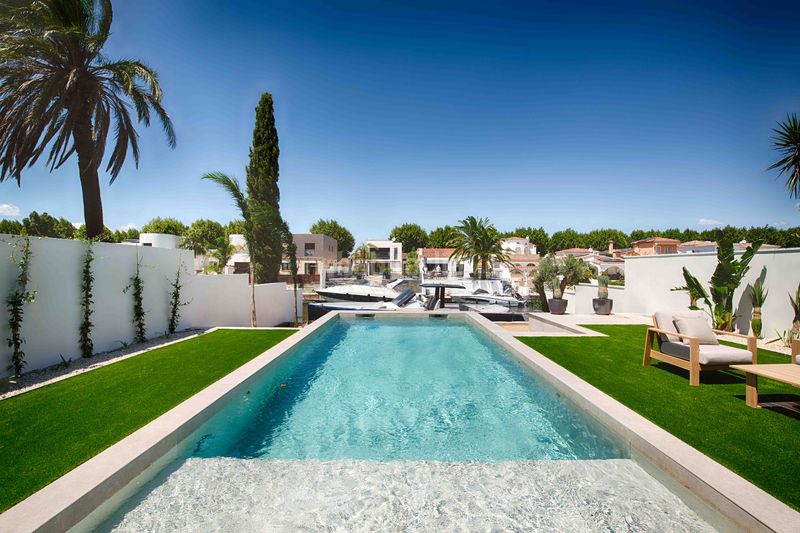 Foto 8c58285c-280f-4ebd-9efc-1e7b738e4eca. Casa amb aparcament piscina a Segre - Ebre - Ter Empuriabrava