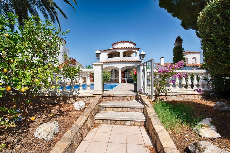 Foto 1fd443b1-aafc-4fb5-9787-aada10599747. Casa amb aparcament piscina a Cap Ras - Creus - Falconera Empuriabrava