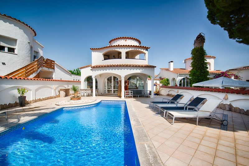 Foto 4533b762-b84b-4f49-b11c-df9c87c329c3. Casa amb aparcament piscina a Cap Ras - Creus - Falconera Empuriabrava