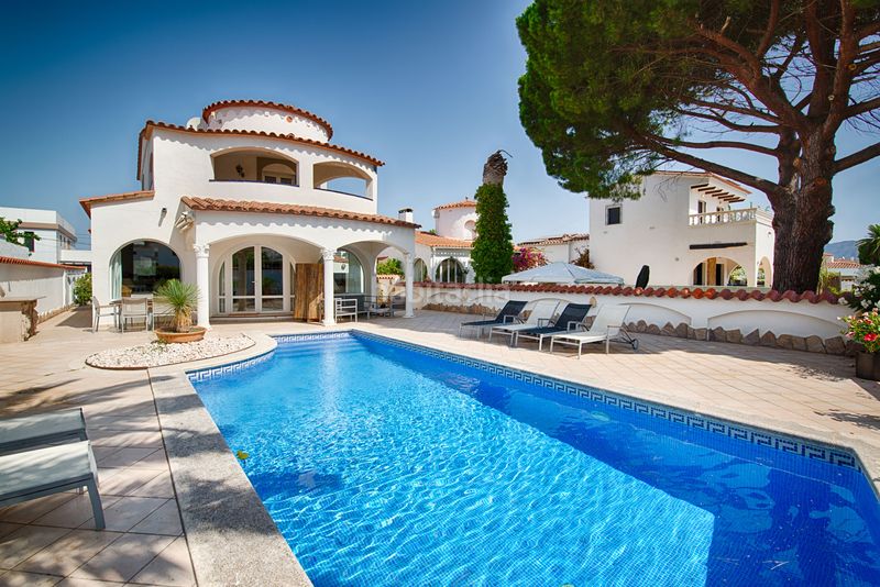 Foto 5bc9073e-74d4-442e-911a-2b5f8fb32710. Casa amb aparcament piscina a Cap Ras - Creus - Falconera Empuriabrava