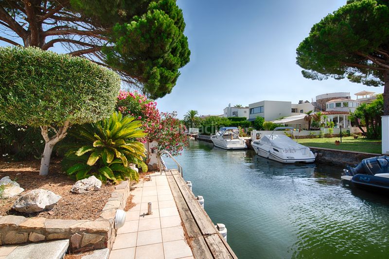Foto 5e824f57-842b-44c7-9e7f-d3d5c1d4dbed. Casa amb aparcament piscina a Cap Ras - Creus - Falconera Empuriabrava