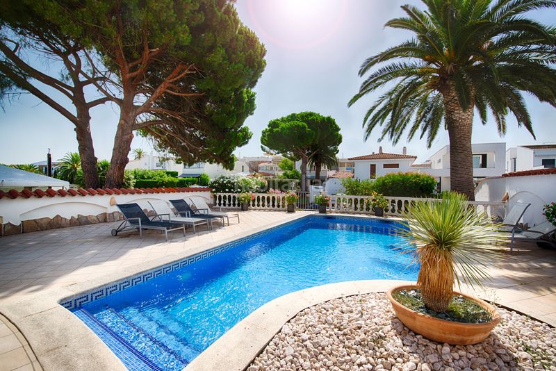 Foto 7ae45d91-a62f-466e-9f88-856c1539e6a8. Casa amb aparcament piscina a Cap Ras - Creus - Falconera Empuriabrava
