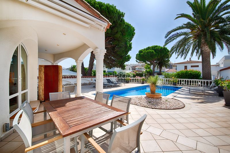 Foto affd4018-30a8-4c68-ae04-cecf9e850e84. Casa amb aparcament piscina a Cap Ras - Creus - Falconera Empuriabrava