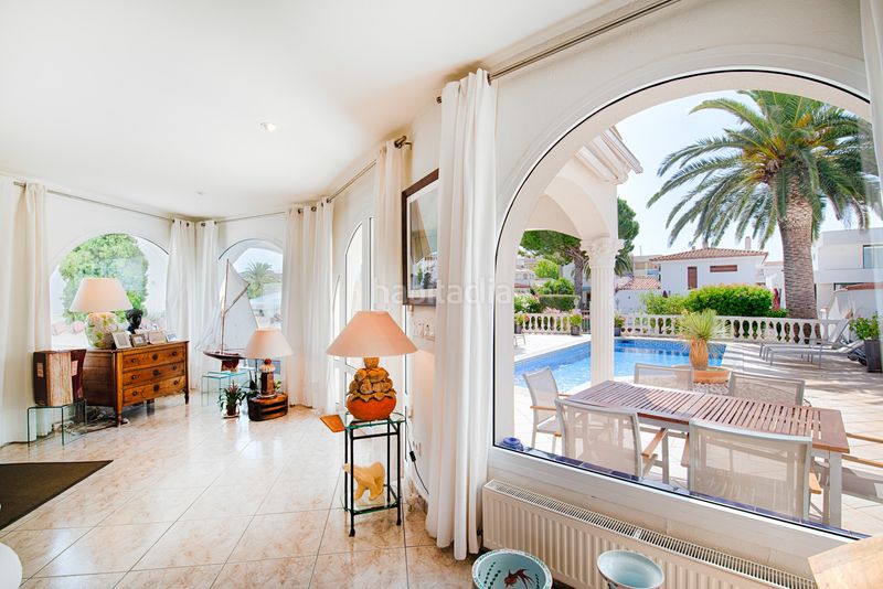 Foto b585defe-f759-4b6b-84a5-527a6d868ff5. Casa amb aparcament piscina a Cap Ras - Creus - Falconera Empuriabrava