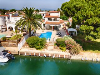 Casa a Cap Ras - Creus - Falconera. Encantadora villa con amarre de 12,50 m, cerca del mar