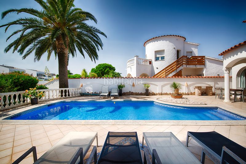 Foto cce8b434-1019-495f-930f-14afa52e7919. Casa amb aparcament piscina a Cap Ras - Creus - Falconera Empuriabrava