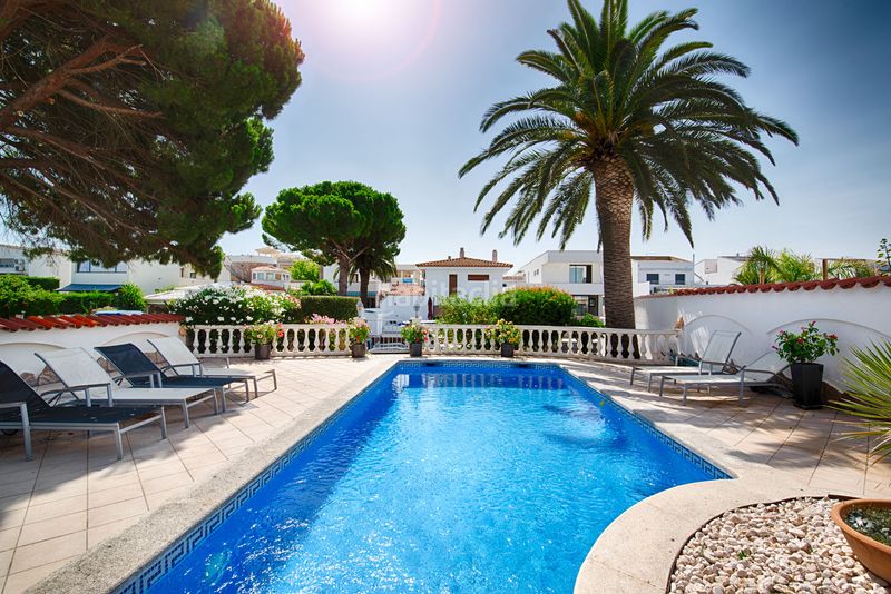 Foto df96e147-b2c7-428e-ad92-761fba4c1a47. Casa amb aparcament piscina a Cap Ras - Creus - Falconera Empuriabrava