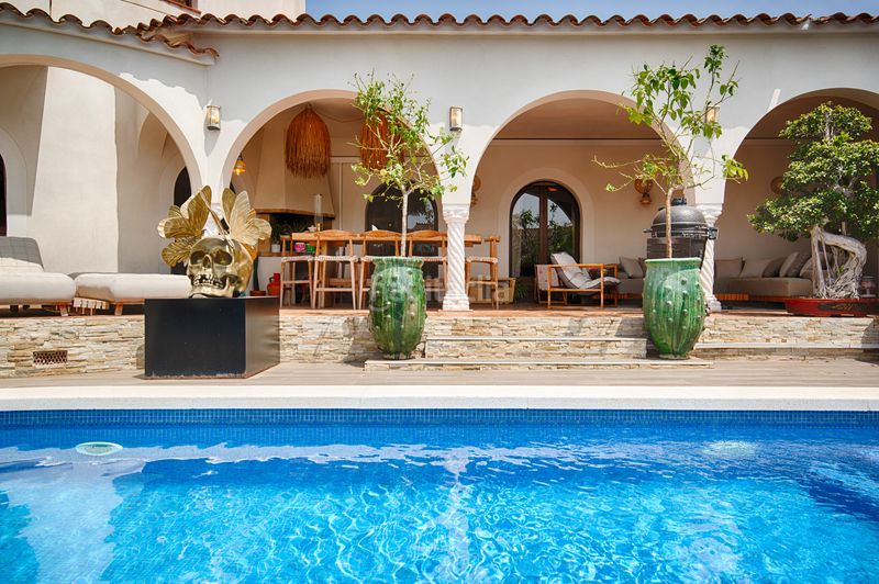 Foto 082870c7-a0c0-4ae6-84ee-c996ba9d553d. Casa amb aparcament piscina a Cap Ras - Creus - Falconera Empuriabrava