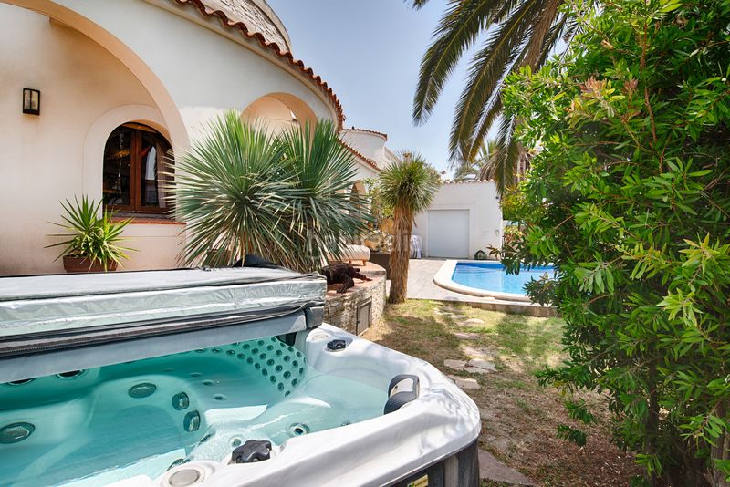 Foto 661edd55-a68a-478e-b20e-29f7f7e7b6dc. Casa amb aparcament piscina a Cap Ras - Creus - Falconera Empuriabrava