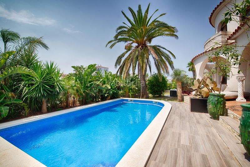 Foto 7fb9f255-8e2b-4987-a974-5963ffa471fb. Casa amb aparcament piscina a Cap Ras - Creus - Falconera Empuriabrava