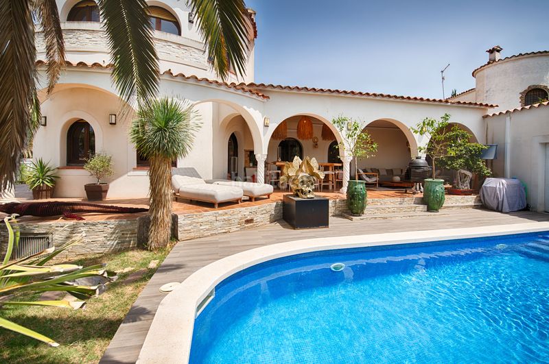Foto a33ed301-0cb3-4c2b-912f-d35a74a912a6. Casa amb aparcament piscina a Cap Ras - Creus - Falconera Empuriabrava