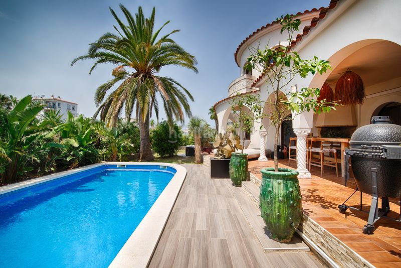 Foto d80b036d-9410-4bc9-813a-9c2d775f9e23. Casa amb aparcament piscina a Cap Ras - Creus - Falconera Empuriabrava