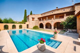 Casale in Castelló d´Empúries. Finca histórica con múltiples viviendas y gran potencial