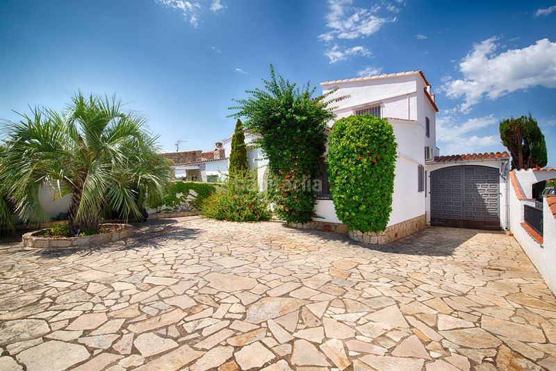 Foto 58cd7004-762a-49fc-90c8-b42be01e8682. Casa amb aparcament a Segre - Ebre - Ter Empuriabrava