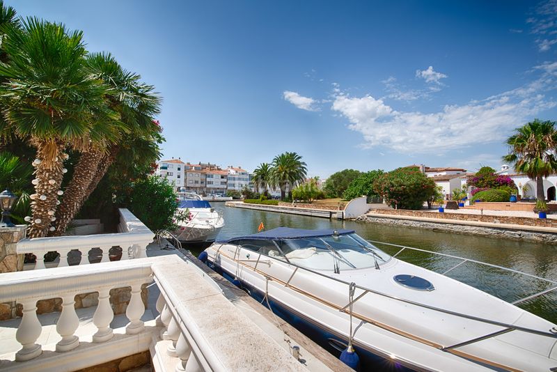 Foto e72d93e3-8c97-4fb4-9abc-27726d4a6281. Casa amb aparcament a Segre - Ebre - Ter Empuriabrava