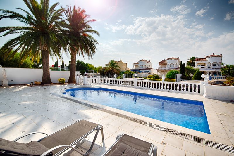 Foto 049aae6f-6d99-422a-8644-17dcdbe699d4. Casa amb aparcament piscina a Cap Ras - Creus - Falconera Empuriabrava