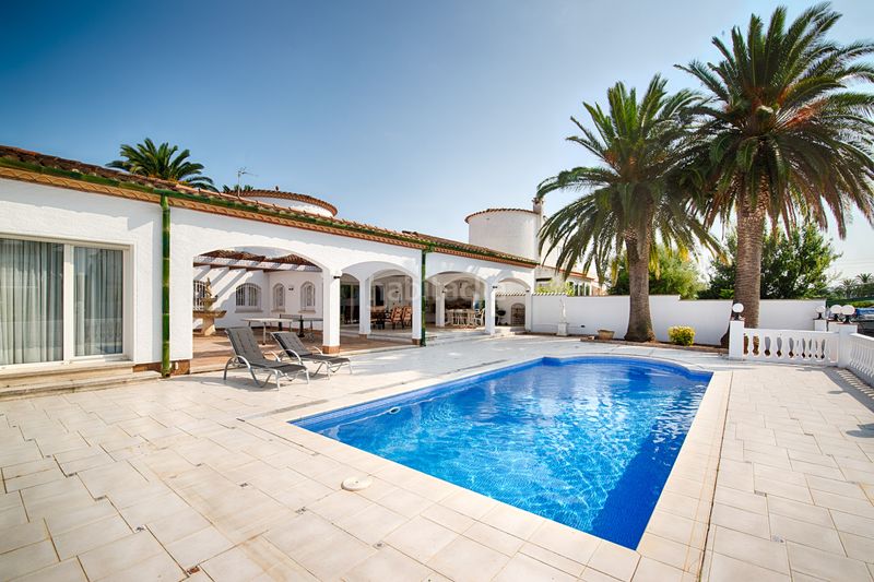 Foto 1efa0538-785d-4108-b09e-a4c9ba0aa0db. Casa amb aparcament piscina a Cap Ras - Creus - Falconera Empuriabrava