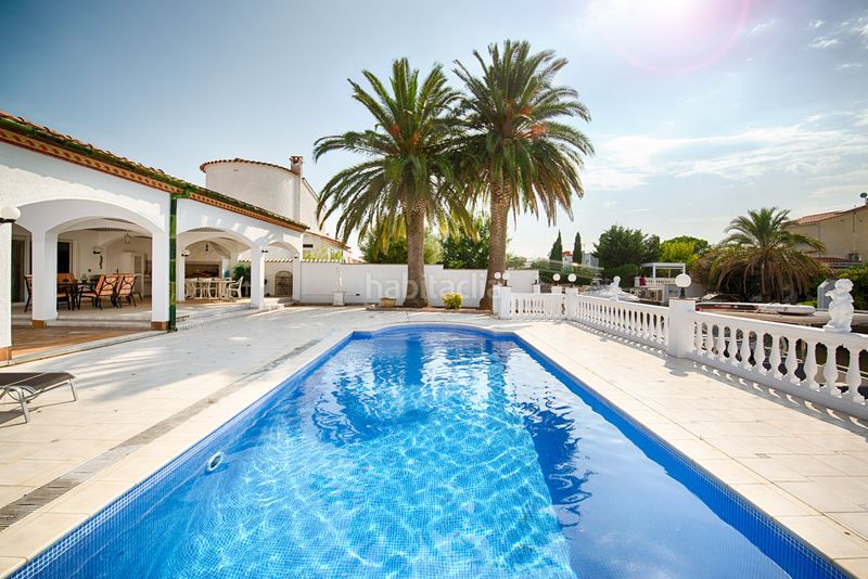 Foto 32ff39e4-03c7-47eb-816d-36080894d6a6. Casa amb aparcament piscina a Cap Ras - Creus - Falconera Empuriabrava