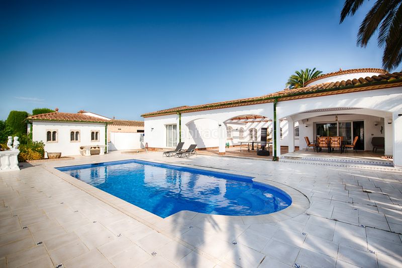 Foto 4836b909-7872-4808-acac-d36aec7c578d. Casa amb aparcament piscina a Cap Ras - Creus - Falconera Empuriabrava