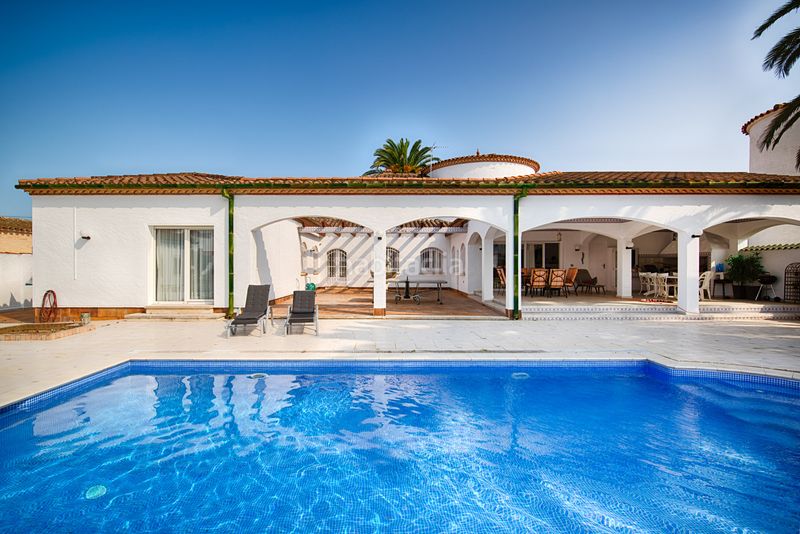 Foto 82f15d2b-176a-45a9-82f8-68f4ae714efb. Casa amb aparcament piscina a Cap Ras - Creus - Falconera Empuriabrava