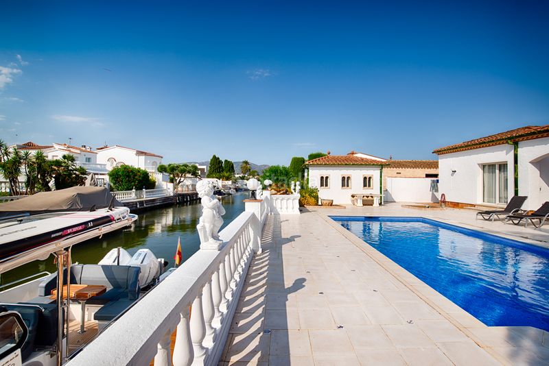 Foto a2f349d9-c5b2-4778-b210-62df7e45f844. Casa amb aparcament piscina a Cap Ras - Creus - Falconera Empuriabrava