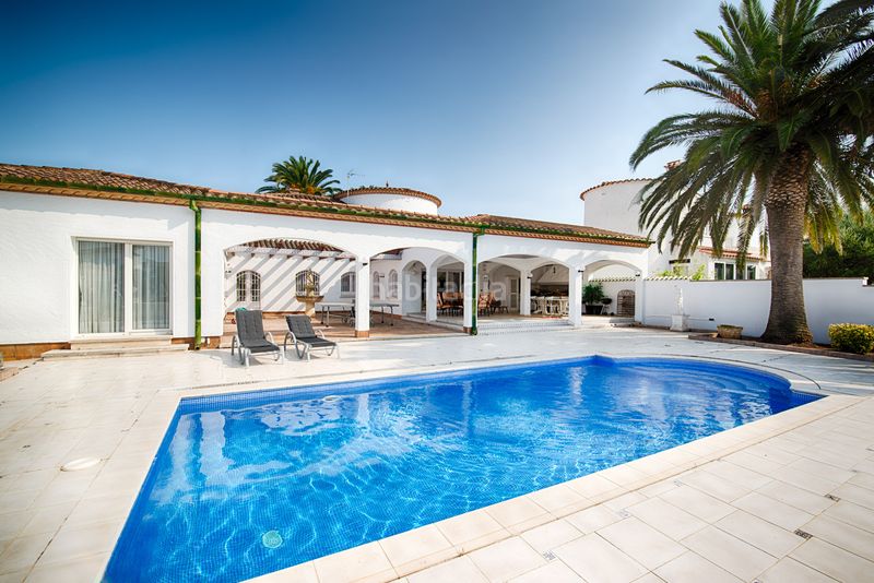 Foto c0e01e1c-3b37-41db-a360-da6820becbef. Casa amb aparcament piscina a Cap Ras - Creus - Falconera Empuriabrava