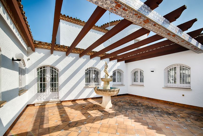 Foto c97c1472-a2c8-4f15-8304-9e6f160d8a5a. Casa amb aparcament piscina a Cap Ras - Creus - Falconera Empuriabrava