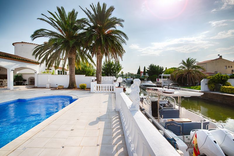 Foto e68fdf32-a6f5-4449-9577-46a0dcdcad60. Casa amb aparcament piscina a Cap Ras - Creus - Falconera Empuriabrava