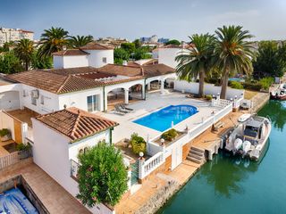 Casa a Cap Ras - Creus - Falconera. Vila al canal estrecho con 25 m de amarre