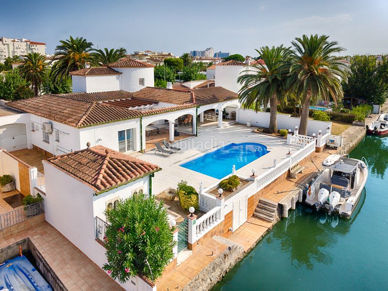 Foto eda7ce76-b399-4591-91bf-2e01b7b96c2d. Casa amb aparcament piscina a Cap Ras - Creus - Falconera Empuriabrava