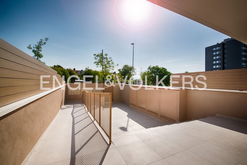 Foto b0b66c9c-393b-4d76-9e41-6651a37e105d. Àtic a carrer de ponent 44 a Poble Nou-Olivar Gran Figueres