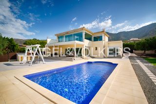 Haus  Carrer balmes. Villa moderna con vistas panorámicas en palau-saverdera