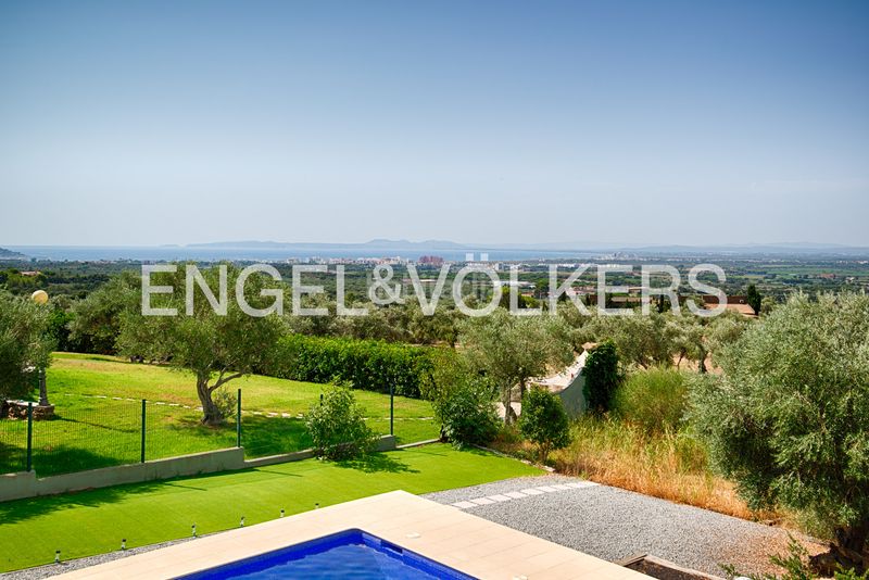 Foto abcdd886-6e7b-4979-b803-394fd76d7cbe. Casa amb piscina a Palau-saverdera