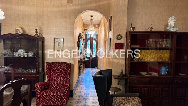 Foto 4c8f0698-e489-45ca-a7fb-b2364bec6972. Casa adossada amb xemeneia calefacció a Centre Figueres