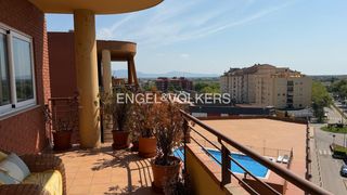 Appartement  Carrer mare de déu de montserrat. Piso con gran balcón y piscina comunitaria en figueres