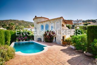 Casa  Carrer bèlgica. Villa con vistas panorámicas a la bahía de rosas & estudio indep