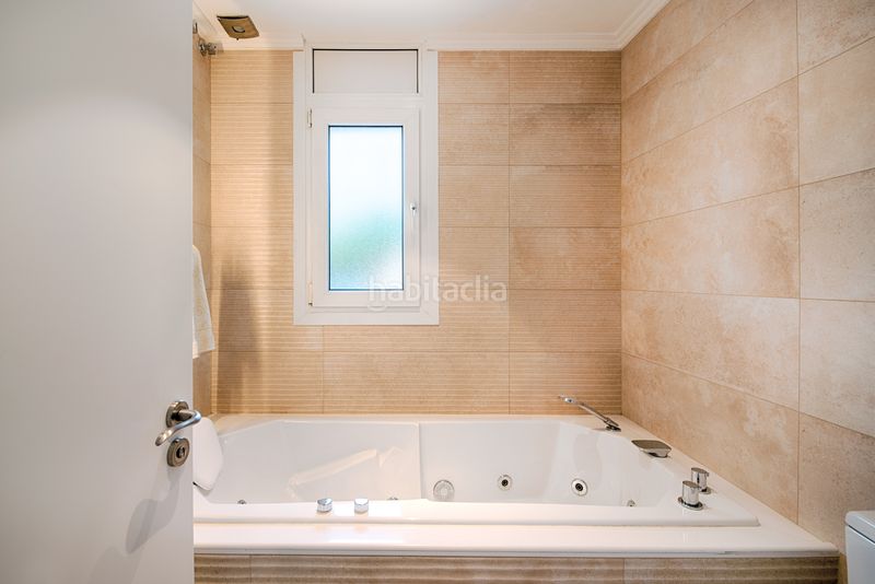 Foto 18026fd0-5dee-40ef-bf08-8b481a7b5d68. Casa amb xemeneia aparcament piscina a Cap Ras - Creus - Falconera Empuriabrava