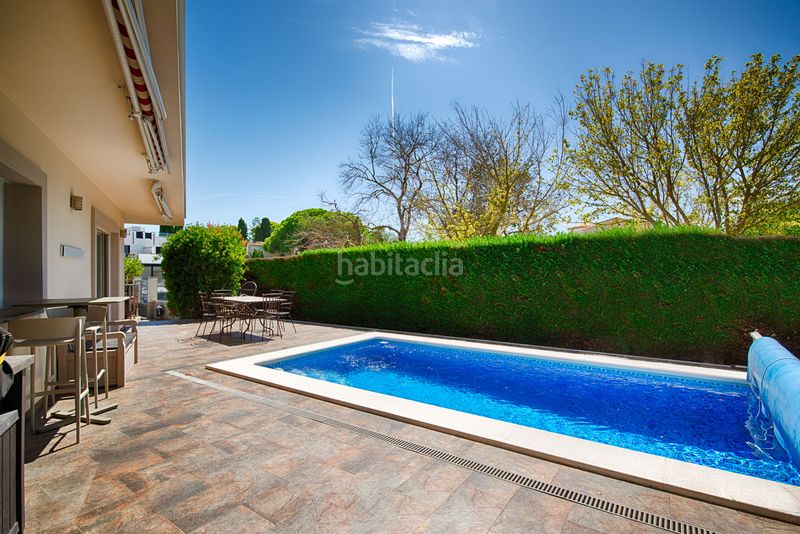 Foto 29a0fd6d-ee4d-46d5-950e-e9182d383a76. Casa amb xemeneia aparcament piscina a Cap Ras - Creus - Falconera Empuriabrava