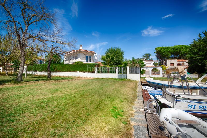 Foto 3a5e22da-658b-40f4-8511-bff20de7c357. Casa amb xemeneia aparcament piscina a Cap Ras - Creus - Falconera Empuriabrava