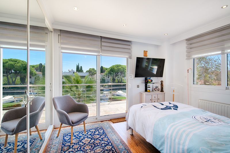 Foto 5c85c277-30e9-4474-8670-aa40693075bd. Casa amb xemeneia aparcament piscina a Cap Ras - Creus - Falconera Empuriabrava